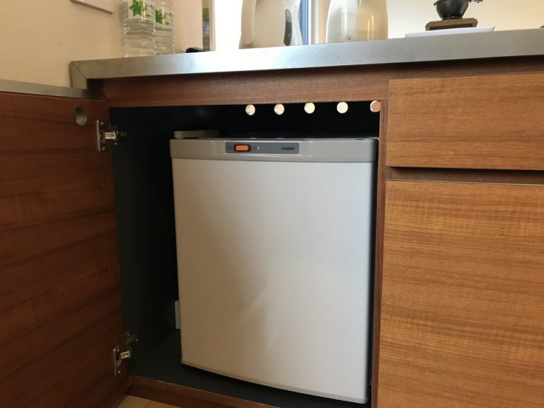 部屋 冷蔵庫1
