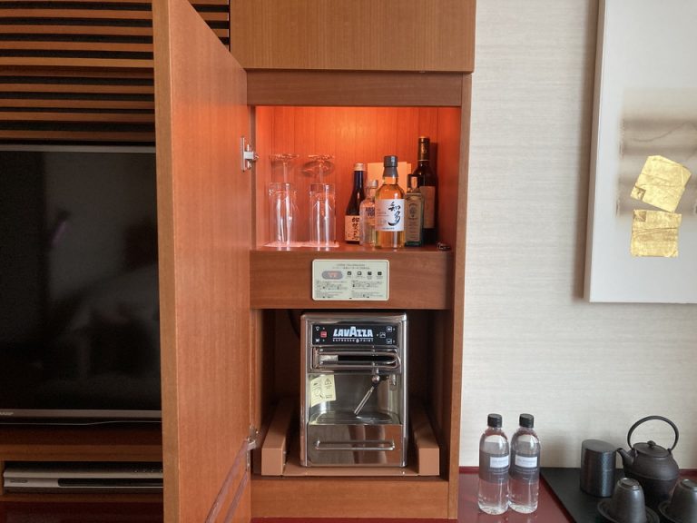 部屋備え付けのバー。下の段のはコーヒーメーカーです。