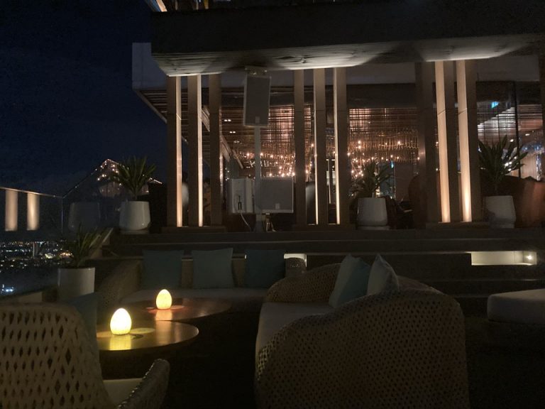 隣接のAvaniホテルのルーフトップバーSeenの内観