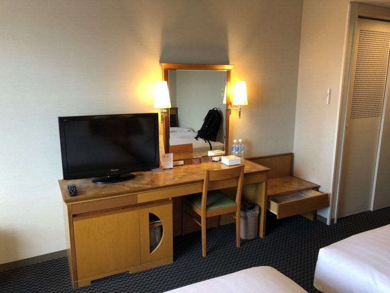 ベッド方向からTV