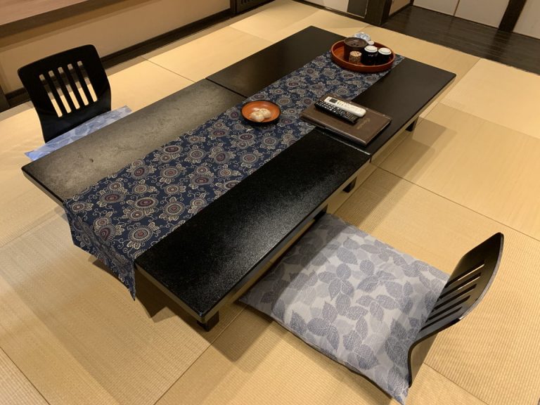 座椅子とテーブル