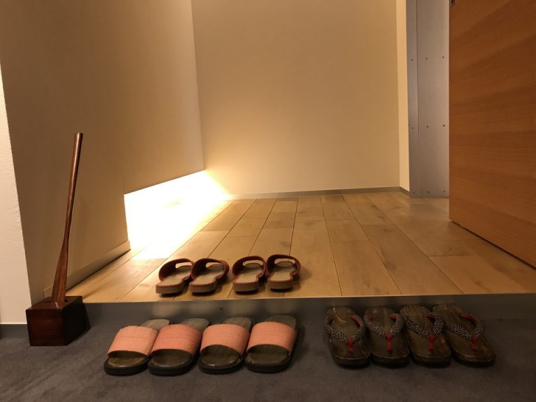 部屋 入り口履き物1