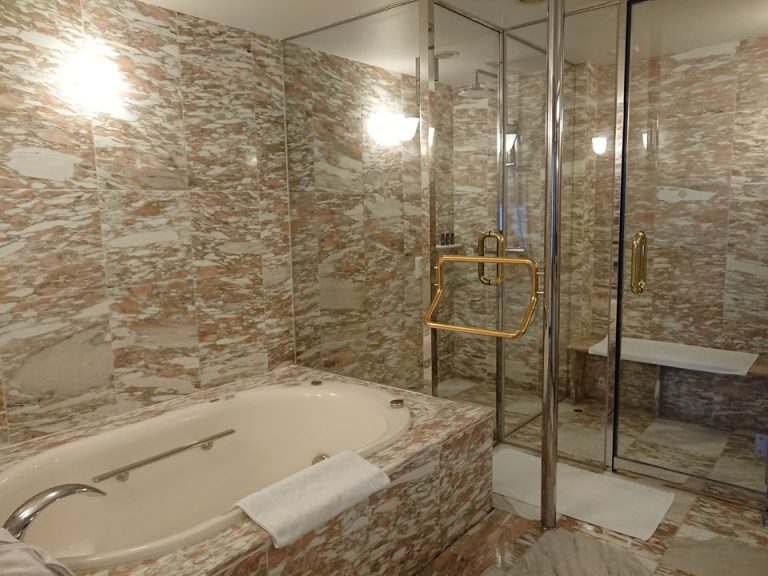 バスルーム入口から全景 バスタブ、シャワーブース、ミストサウナがあります。