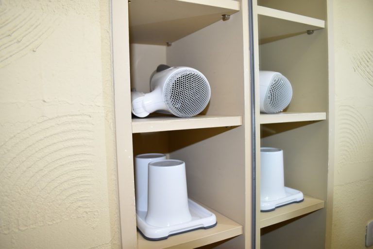 ドライヤー・コップの収納棚