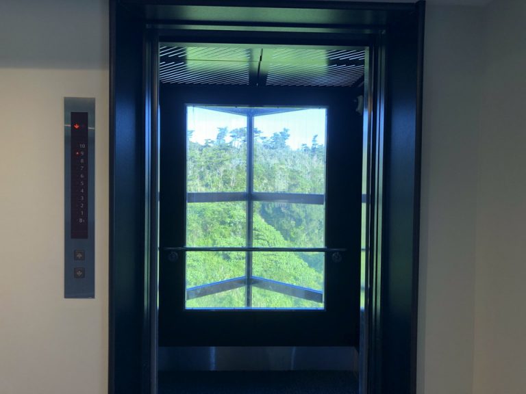 エレベーター内観(4)