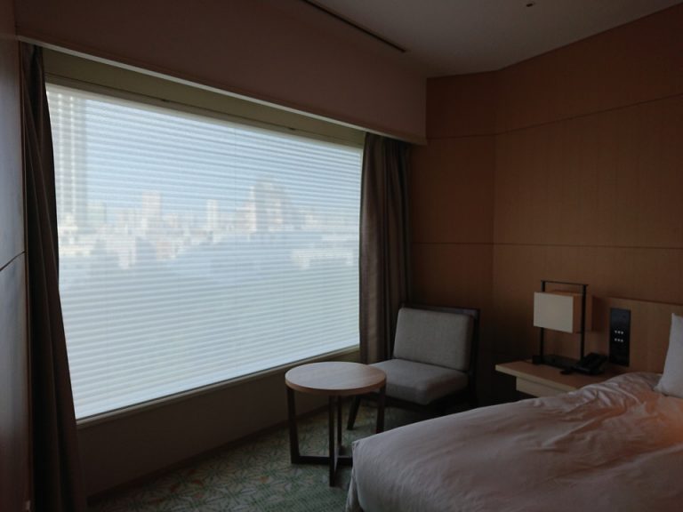 客室窓(ベッドルーム) カーテンはベッドサイドのスイッチで開閉します。