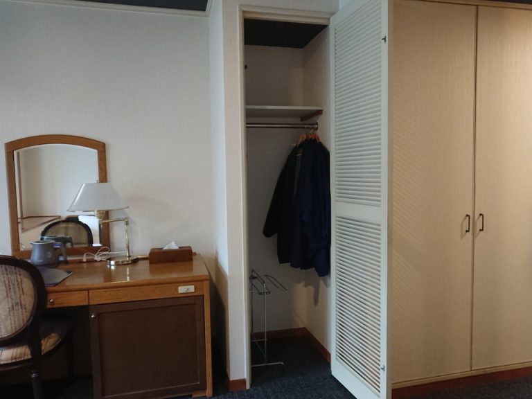 クローゼットの中にはタオル掛けと人数分の羽織が用意されています