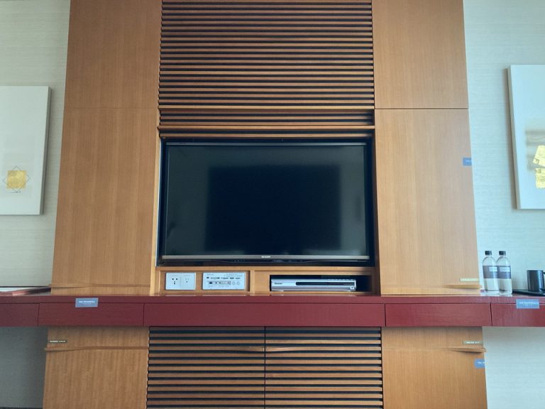 ベッドから見たテレビ。