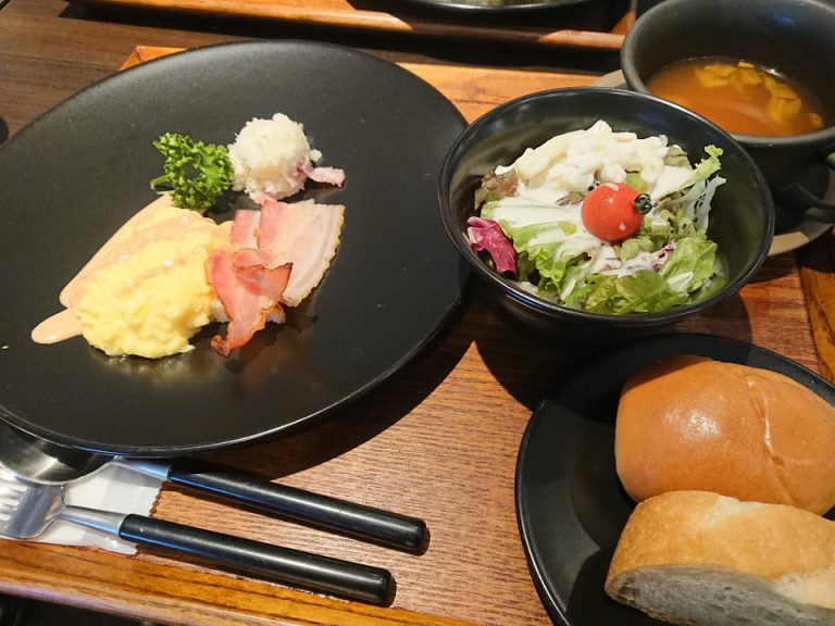 朝食は決まったメニューが提供されるスタイルで、コーヒー(HOT・ICE)、カフェオレ(HOT・ICE)、リンゴ酢、お冷はセルフサービスです。パンを焼くトースターもあります