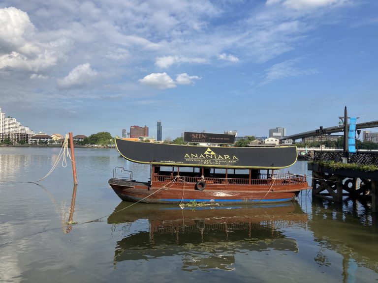 ホテルの渡し舟。サバーンタクシン駅の船着場に送迎してくれます