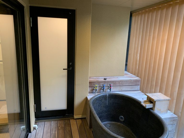 露天風呂とシャワーブースが繋がっています