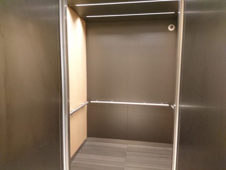 エレベーター内観(1)