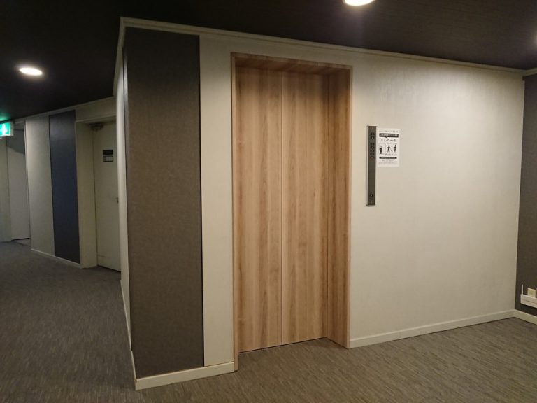 客室階のエレベーターホールにはコロナ対策として1組での利用を呼びかける張り紙があります