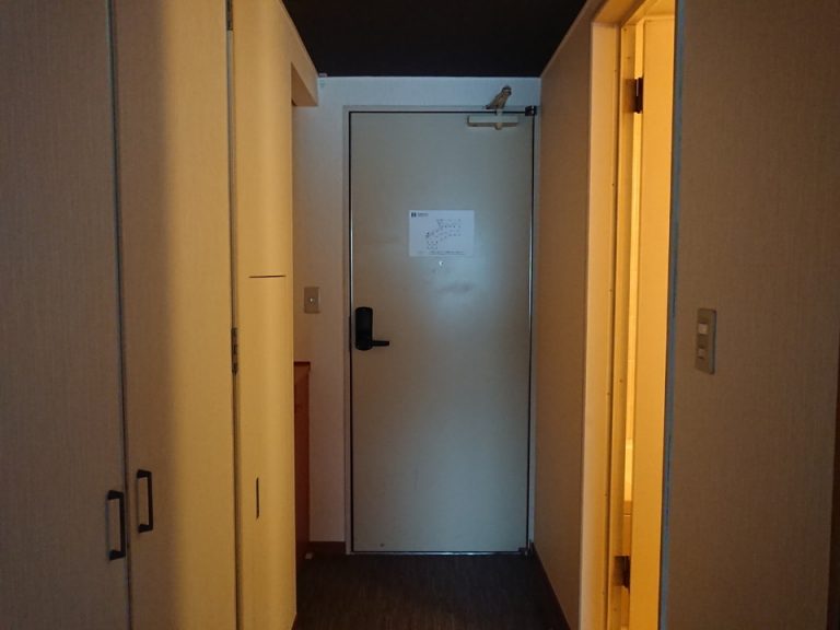 客室入口内観ドア。右側にバス・トイレ、左側に下足入れと押し入れがあります