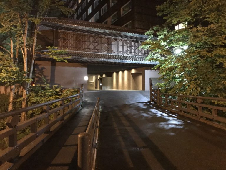 ホテル 入り口外観5(橋を渡ると駐車場あり)