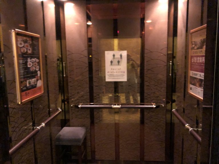 エレベーター内観