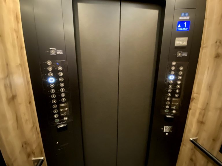 エレベーター内観