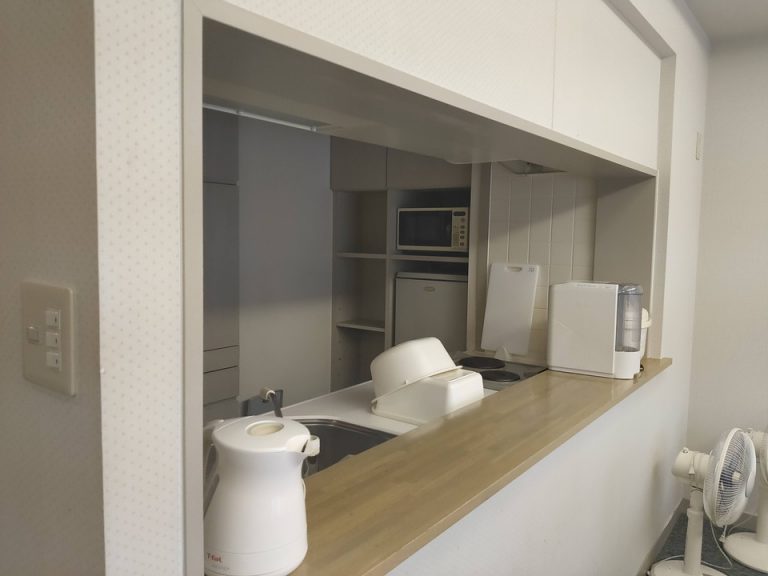 台所、ケトルあり