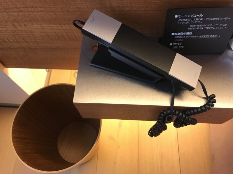 部屋 ベッドサイド