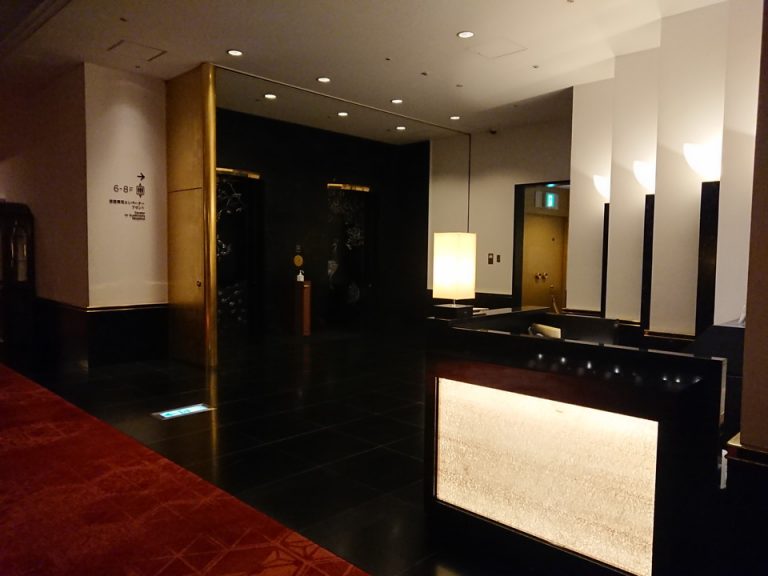 1階奥にインフォメーションカウンターがあり、客室階専用エレベーターでフロントへ。