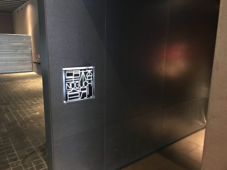 ホテル 入り口1(スタッフが居ないと絶対にわからない入り口)