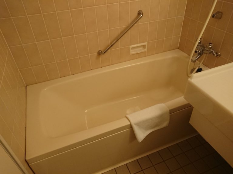 バスタブは大きめで足を伸ばして入ることができます