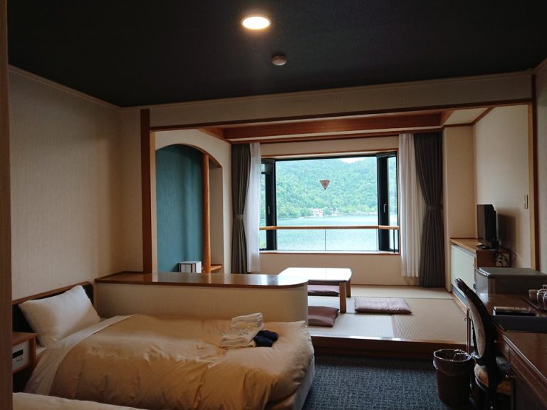 客室全体。中禅寺湖を見渡すことができます