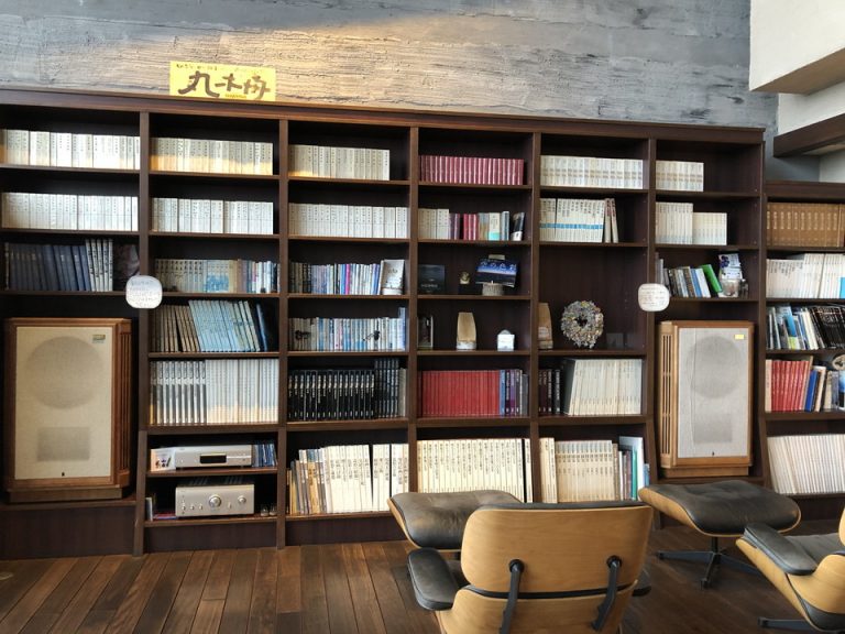 本がたくさんのラウンジ