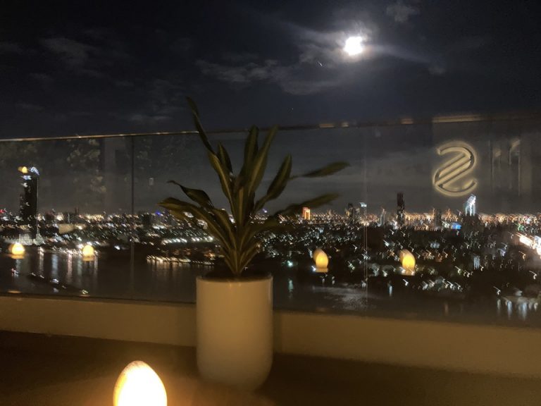 隣接のAvaniにあるルーフトップバーSeenからの景色