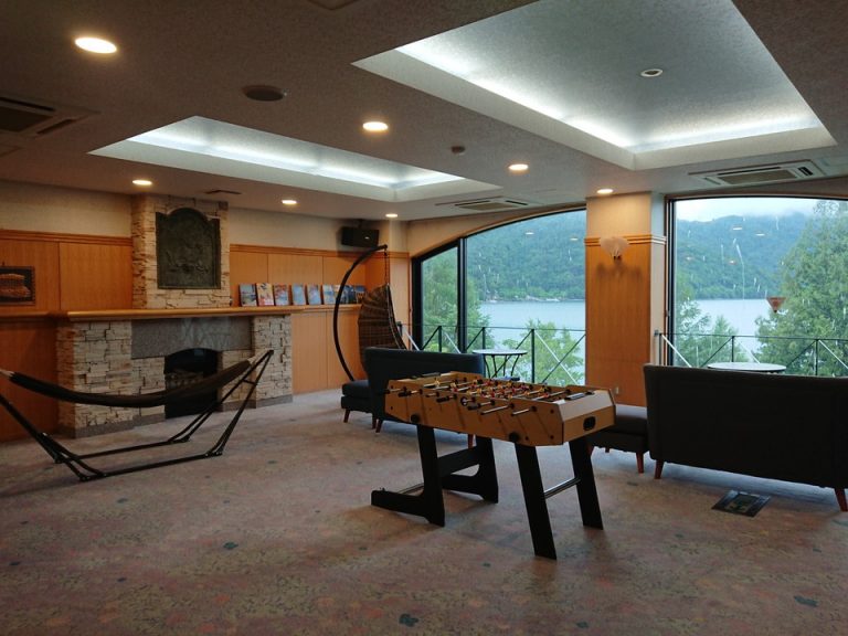 2階のリラクゼーションスペースからは中禅寺湖が見渡せます。お風呂上りにハンモックに揺られ休憩することもできます。