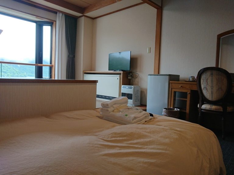 ベッド方向からTV。畳スペースからは見やすい位置に置かれています