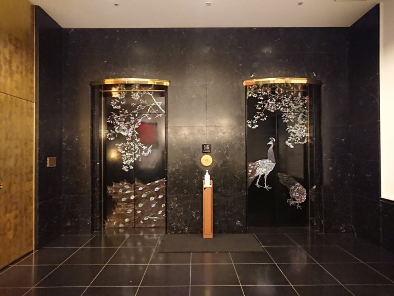 螺鈿細工が美しい客室専用エレベーター1階正面。