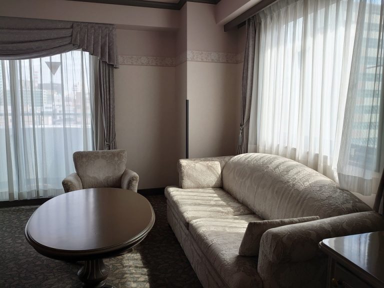 横になれるサイズのソファー