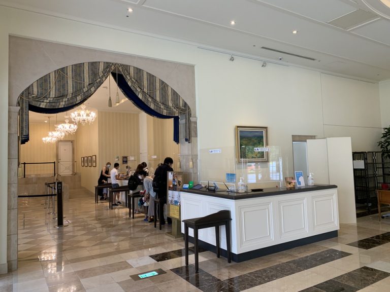 フロント(エントランス側より)