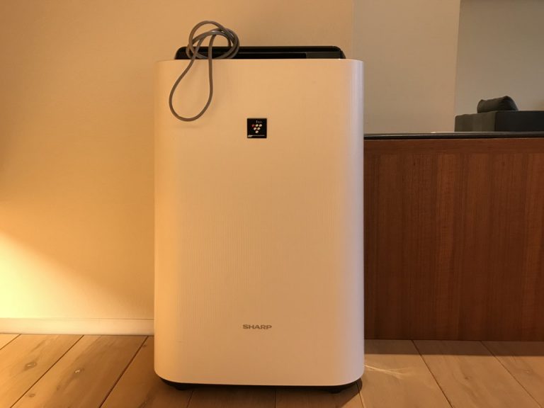 部屋 空気清浄機も置いてある