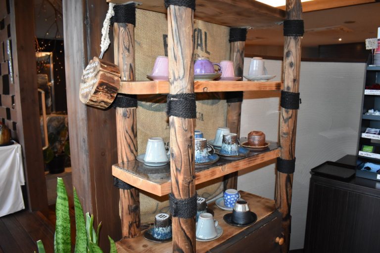 ラウンジ内ドリンクコーナーカップ置き場