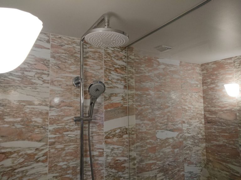 シャワー バスタブとは別に独立型のシャワーブースがあり、レインシャワーもついています。