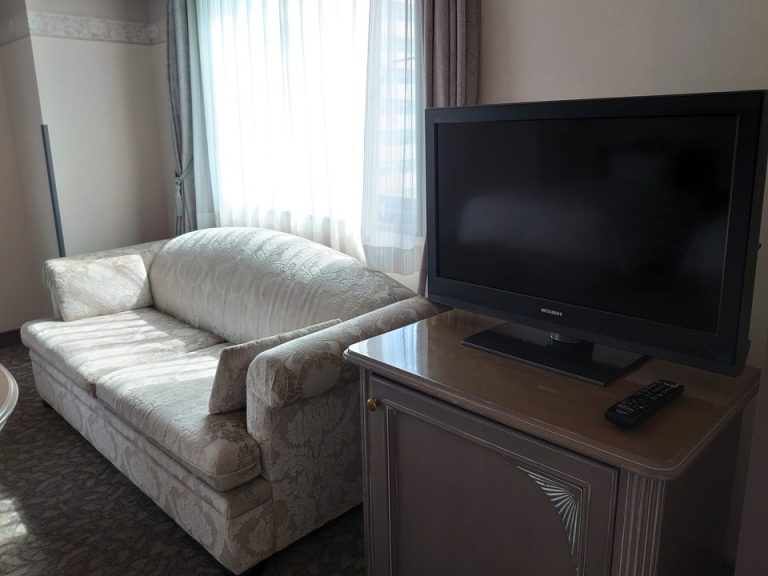 ソファーとテレビ