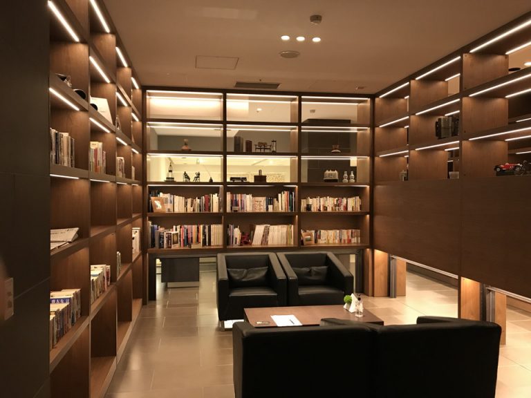 野口文庫1(野口社長が集めた本。客室で読める)