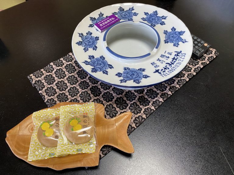 灰皿、お茶菓子