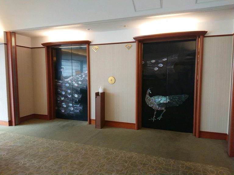 客室階のエレベーターホール。客室階のエレベーターホールがフロントにになっています。