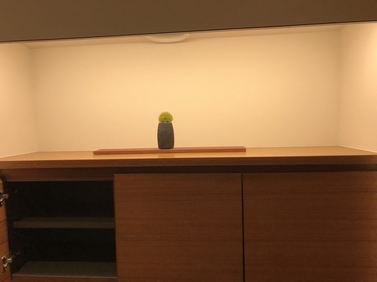 部屋 入り口下駄箱2(自宅の玄関のような演出)