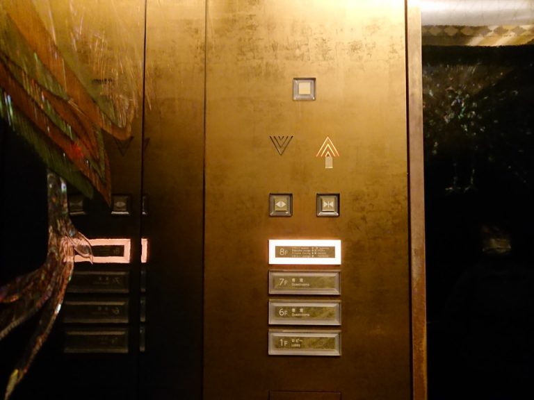 エレベーターの回数ボタン。客室専用エレベーターとなっています。