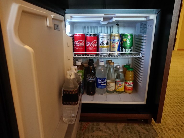冷蔵庫(開けた状態) エグゼクティブラウンジ休止中のため、冷蔵庫の中の飲み物とコーヒー(Nespressoのカプセル3種)ジン、ラム、ウオッカ、ウイスキーのミニチュアボトルは無料で自由に飲むことができました。