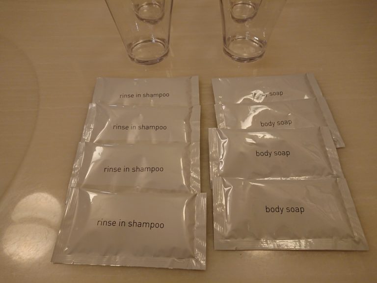 客室のアメニティはリンスインシャンプーとボディシャンプー、人数分のコップが用意されています