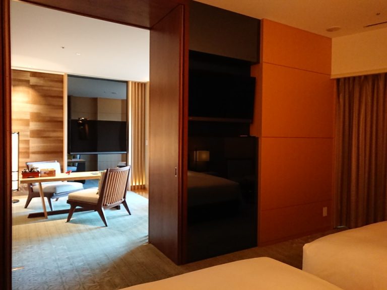 ベッド方向からTV ベッドルームには横になっても見やすい位置にTVが設置されています。リビングルームにも大型TVがあります。