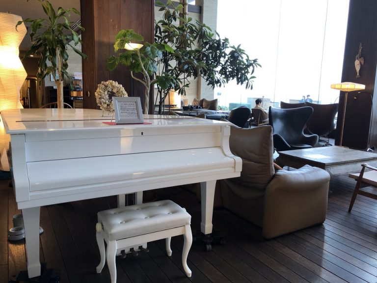 ラウンジ内にピアノが