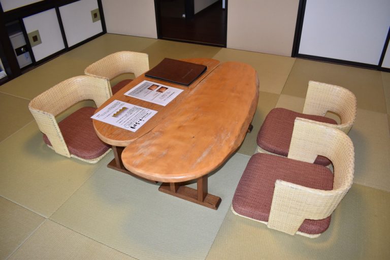 客室テーブル椅子
