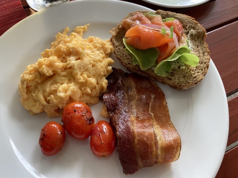朝食2スクランブルエッグとサーモンのブレッド