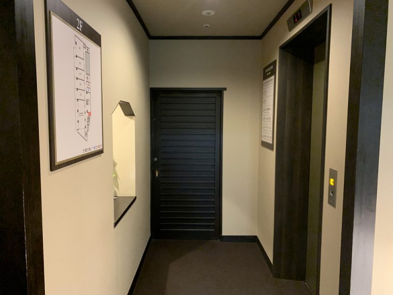 エレベーターは小さめ